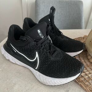 Nike React Infinity Run Flyknit Woman Running Shoes White/Black, Size 9.5
